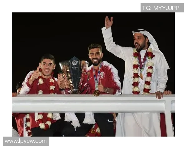 足球明星举杯庆祝瞬间展现团结与激情的完美时刻